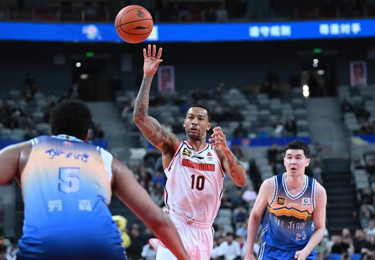 赛地聚焦：德甲清晨热度飙升，广州队强势反弹，引发热议，临场指挥获称赞的简单介绍